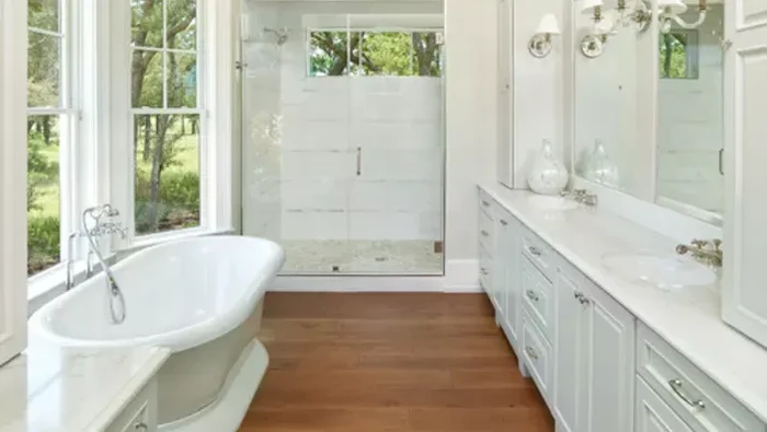Kamar mandi dengan lantai dari kayu
