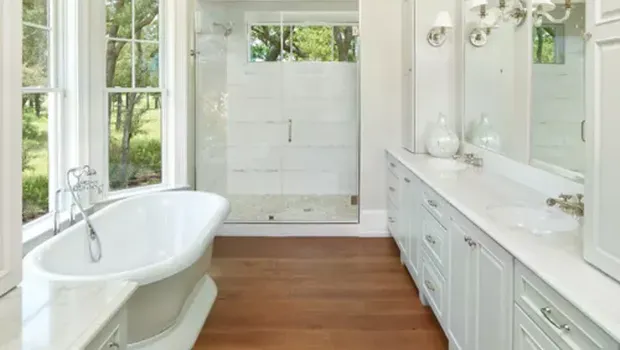 Kamar mandi dengan lantai dari kayu
