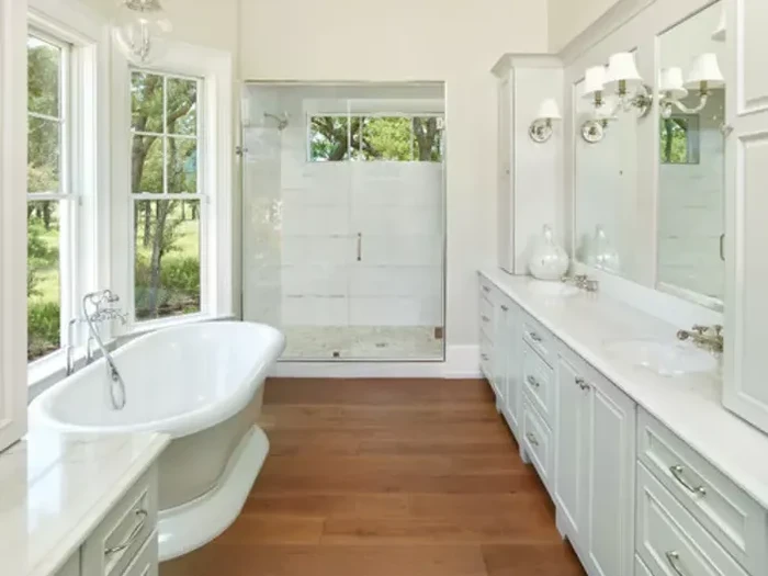 Kamar mandi dengan lantai dari kayu