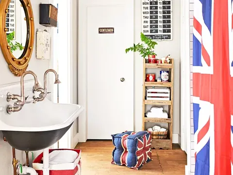 Lantai kamar mandi memakai material kayu