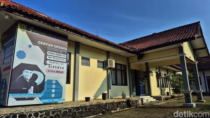 Kantor Bapenda Kabupaten Sukabumi tampak lengang di pagi hari, Rabu (23/7/2025). Berbagai program inovasi perpajakan dijalankan untuk mendorong kesadaran warga dalam membayar pajak