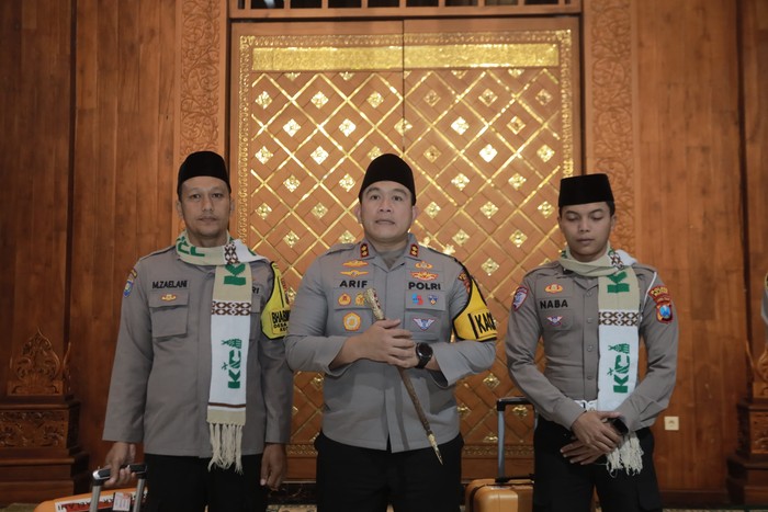 Kapolres Blitar AKBP Arif mengantarkan 2 personelnya untuk berangkat umroh