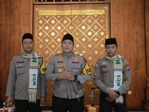 Momen Haru 2 Polisi Teladan Blitar Diberi Kapolres Hadiah Umrah