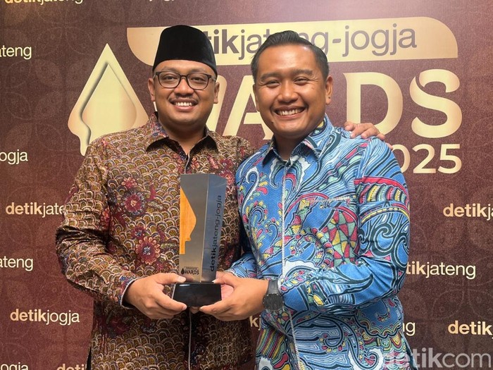 Kapolres Klaten, AKBP Nur Cahyo Ari Prasetyo, terima penghargaan dari detikJateng-Jogja Awards 2025 di Semarang, Rabu (23/7/2025) malam.