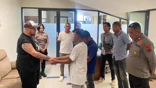 Kasus penipuan turis asing oleh sopir di Labuan Bajo, Manggarai Barat, NTT, diselesaikan secara damai, Rabu (23/7/2025) (Dok. Humas Polres Manggarai Barat)