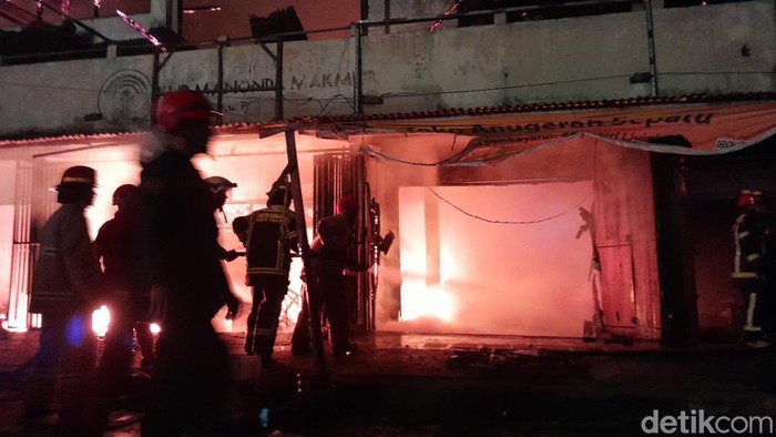 Kebakaran melanda Pasar Inpres Manonda Palu.