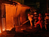 Korsleting Diduga Picu Kebakaran di Pasar Induk Manonda Palu, 13 Lapak Hangus