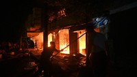 Api yang diduga berasal dari korsleting listrik di sebuah warung makan cepat membesar dan menghanguskan sedikitnya 13 unit kios dan lapak milik pedagang. Foto: ANTARA FOTO/BASRI MARZUKI