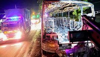 Kecelakaan lalu lintas terjadi antara bus antar kota dalam provinsi (AKDP) rute Surabaya-Ponorogo dan sebuah sepeda motor. Insiden tersebut mengakibatkan bus terbakar di lokasi kejadian. (ANTARA FOTO/Muhammad Mada)
