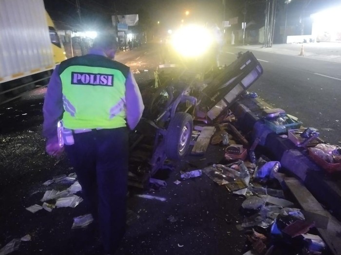 Penampakan lokasi kecelakaan di Jalan Magelang Km 12,5, Triharjo, Sleman, Rabu (23/7/2025) dini hari. Kecelakaan tersebut menewaskan seorang pemotor.