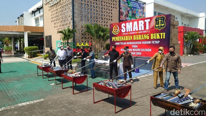 Kejari Cilegon memusnahkan belasan juta batang rokok ilegal senilai Rp 17 miliar. (M Iqbal/detikcom).
