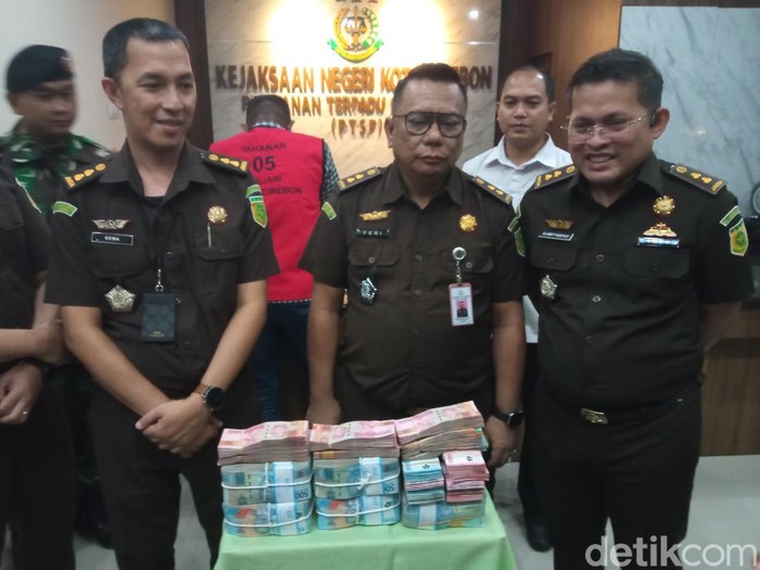 Kejari Kota Cirebon menetapkan 4 orang sebagai tersangka dalam kasus dugaan pemotongan dana PIP di SMAN 7 Cirebon