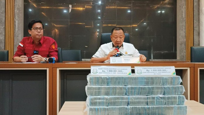 Kejari Palembang terima serahan uang Rp 2 miliar dari terpidana kasus korupsi Masjid Sriwijaya.