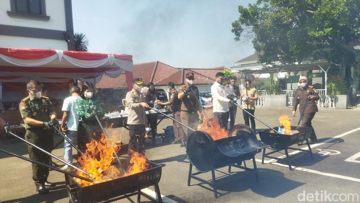 Kejari Pandeglang dan Sekjen APKSLI melakukan pemusnahan barang bukti hasil kejahatan.