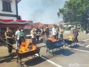 Kejari Pandeglang Musnahkan Barang Bukti Perkara, Ada 7 Senpi Perburuan Badak