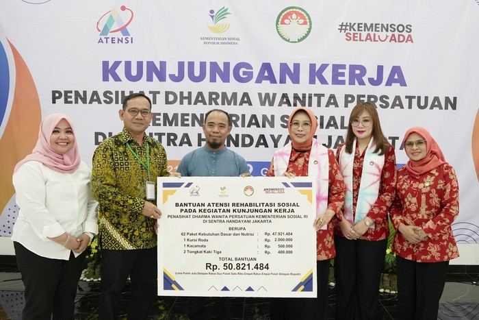Kemensos menyalurkan bantuan berupa 62 paket nutrisi, 1 unit kursi roda, 1 unit kacamata baca, dan 2 unit tongkat kaki tiga.