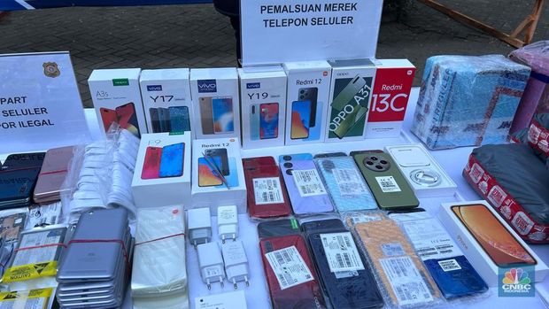 Kementerian Perdagangan (Kemendag) mengungkapkan temuan perdagangan smartphone/ponsel pintar palsu di Cengkareng, Jakarta Barat, Rabu (23/7/2025). (CNBC Indonesia/Martyasari Rizky)