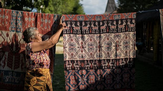 Kemilau Tenun Ikat Sumba, Warisan Budaya Bernilai Puluhan Juta Rupiah Perajin menjajakan kain tenun ikat Sumba di Kampung Raja Prailiu, Waingapu, Sumba Timur, NTT, Rabu (23/7/2025). Kain tenun ikat Sumba yang dibuat dengan pewarna alami tersebut dijual dengan kisaran harga Rp4 juta-Rp25 juta tergantung dari tingkat kesulitan motifnya. ANTARA FOTO/Rivan Awal Lingga/rwa.