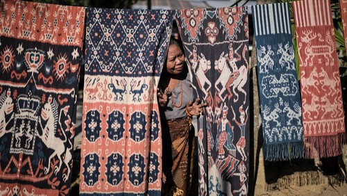 Perajin menjajakan kain tenun ikat Sumba di Kampung Raja Prailiu, Waingapu, Sumba Timur, NTT, Rabu (23/7/2025). Kain tenun ikat Sumba yang dibuat dengan pewarna alami tersebut dijual dengan kisaran harga Rp4 juta-Rp25 juta tergantung dari tingkat kesulitan motifnya. ANTARA FOTO/Rivan Awal Lingga/rwa.