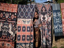Kemilau Tenun Ikat Sumba, Warisan Budaya Bernilai Puluhan Juta Rupiah