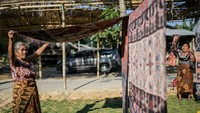 Perajin menjajakan kain tenun ikat Sumba di Kampung Raja Prailiu, Waingapu, Sumba Timur, NTT, Rabu (23/7/2025). Foto: ANTARA FOTO/Rivan Awal Lingga