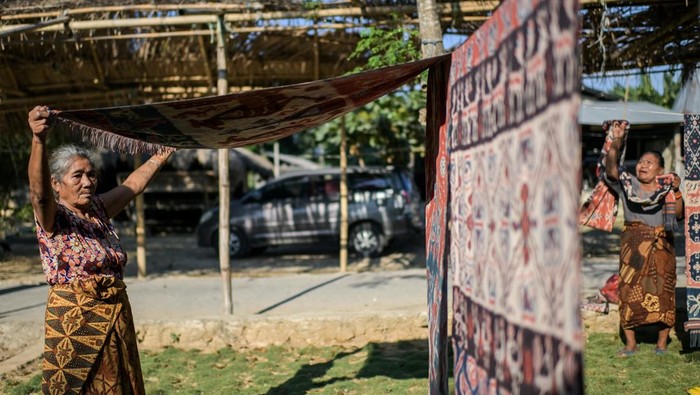 Perajin menjajakan kain tenun ikat Sumba di Kampung Raja Prailiu, Waingapu, Sumba Timur, NTT, Rabu (23/7/2025). Kain tenun ikat Sumba yang dibuat dengan pewarna alami tersebut dijual dengan kisaran harga Rp4 juta-Rp25 juta tergantung dari tingkat kesulitan motifnya. ANTARA FOTO/Rivan Awal Lingga/rwa.