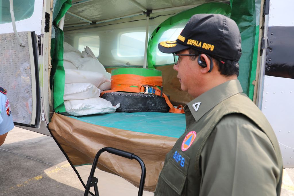Kepala BNPB Letjen TNI Dr. Suharyanto, S. Sos., M.M., (kemeja dan rompi hijau) saat meninjau pelaksanaan OMC di Lanud Roesmin Nurjadin, Kota Pekanbaru, Provinsi Riau pada Selasa (22/7/2025). (Dok. BNPB)
