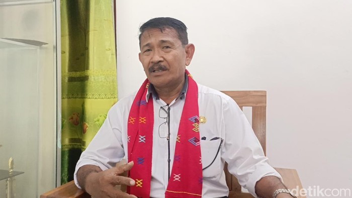 Kepsek SMPN 5 Kupang, Ferderik Mira Tade, saat diwawancarai diruang kerjanya, Rabu (23/7/2025).