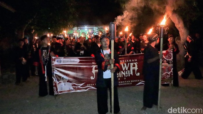 Kirab obor warga Desa Bedi Wetan