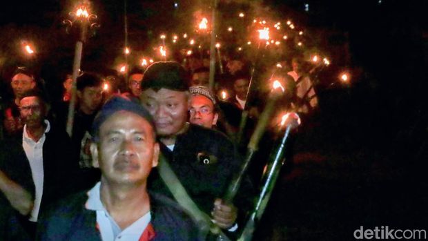 Kirab obor warga Desa Bedi Wetan