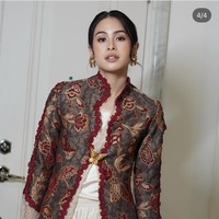 Maudy Ayunda tampil edgy dengan kebaya modifikasi lengan panjang. Inner berupa kain brokat transparan dipadukan dengan siluet kebaya kerah tinggi bermotif bunga besar warna coklat, merah, dan keemasan. Sebagai bawahan, Maudy mengenakan rok balon mini warna putih. Foto: Instagram