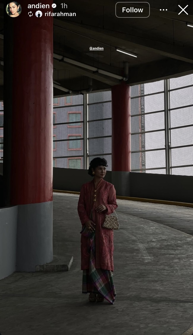 Penampilannya tampak simpel dengan rambut pendek yang dibiarkan terurai dan dikeriting. Melengkapi penampilannya Andien juga mengenakan sepasang anting dan cincin emas. Foto: Instagram