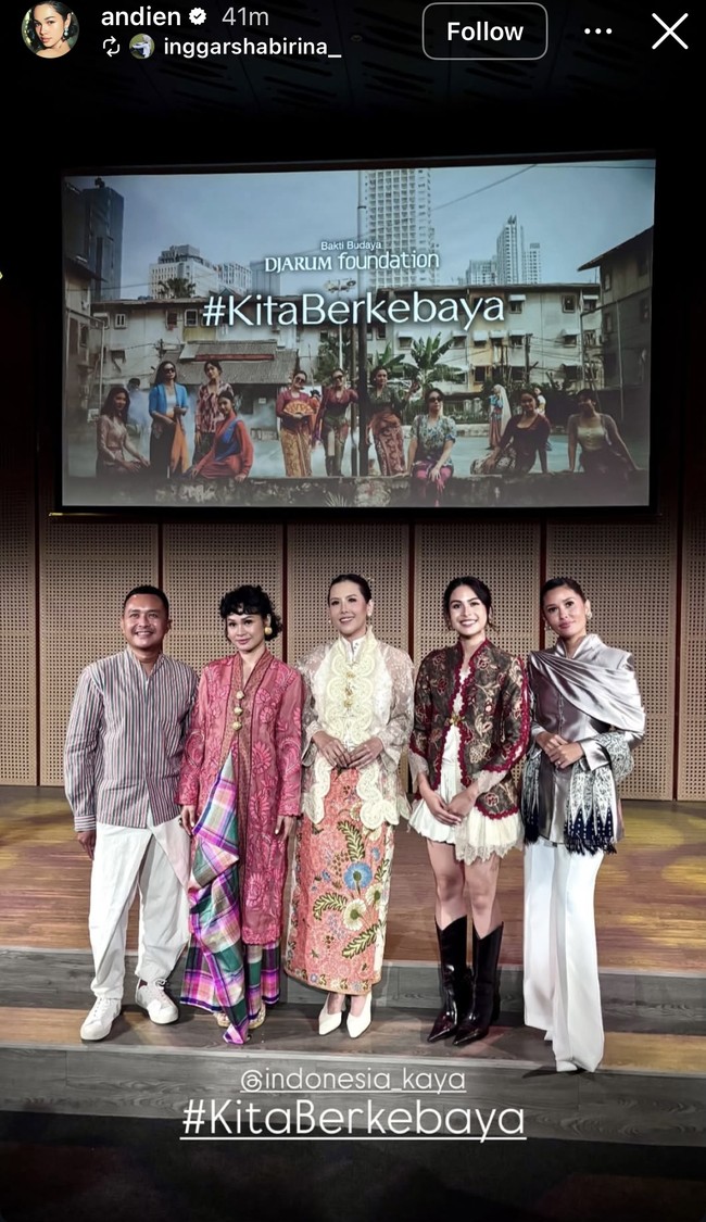 Sementara Titi Radjo tampil dengan kebaya modern berwarna keperakan. Tanpa motif, kebaya tersebut membuat penampilannya tampak simpel. Berkerah tinggi, bagian bahunya juga memiliki detail drapery yang memberikan kesan anggun. Selendang bermootif hitam-putih ditambahkan untuk memperkuat kesan budaya. Sebagai bawahan Titi mengenakan celana panjang bahan berwarna putih. Foto: Instagram