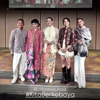 Sementara Titi Radjo tampil dengan kebaya modern berwarna keperakan. Tanpa motif, kebaya tersebut membuat penampilannya tampak simpel. Berkerah tinggi, bagian bahunya juga memiliki detail drapery yang memberikan kesan anggun. Selendang bermootif hitam-putih ditambahkan untuk memperkuat kesan budaya. Sebagai bawahan Titi mengenakan celana panjang bahan berwarna putih. Foto: Instagram