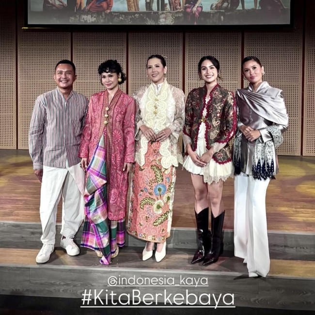 7 Adu Gaya Unik Maudy Ayunda, Andien & Titi Radjo saat Berkebaya