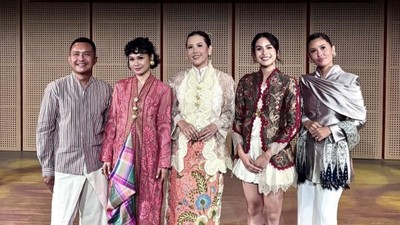 7 Adu Gaya Unik Maudy Ayunda, Andien & Titi Radjo saat Berkebaya