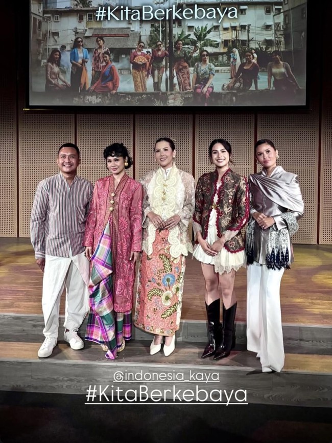 7 Adu Gaya Unik Maudy Ayunda, Andien & Titi Radjo saat Berkebaya 7 Adu Gaya Unik Maudy Ayunda, Andien & Titi Radjo saat Berkebaya