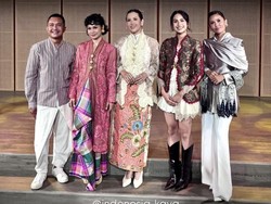 7 Adu Gaya Unik Maudy Ayunda, Andien & Titi Radjo saat Berkebaya