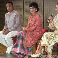 Andien memilih kebaya panjang warna peach kecoklatan dengan potongan lurus yang menjuntai hingga ke betis. Kebaya tersebut memiliki motif bordir besar berbentuk bunga dan dedaunan. Kebaya tersebut dipadukan dengan kain wastra nusantara motif kotak-kotak. Foto: Vina Oktiani/Wolipop