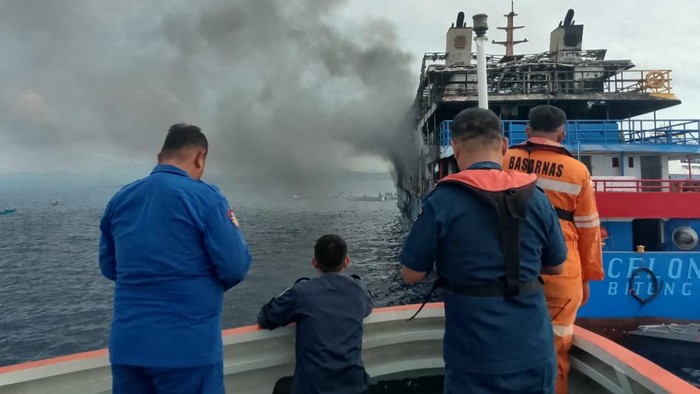KM Barcelona 5 terbakar di perairan Pulau Talise, Minahasa Utara, Sulawesi Utara.