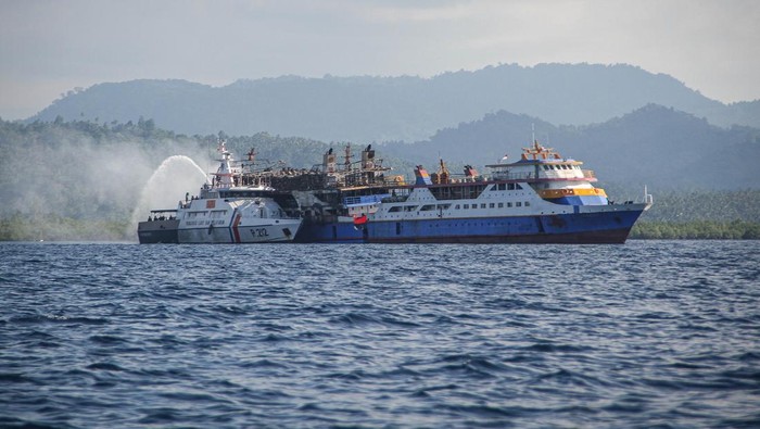 KM Barcelona 5 Terbakar, Upaya Pendinginan Terus Dilakukan Kondisi terkini KM Barcelona 5 setelah terbakar di perairan Talise, Minahasa Utara, Sulawesi Utara, Selasa (22/7/2025). Memasuki hari ketiga setelah insiden terbakarnya KM Barcelona 5 pada Minggu (20/7) siang, upaya pendinginan masih terus dilakukan oleh tim SAR gabungan bersama PT Surya Pasific Indonesia (SPI). ANTARAFOTO/Yegar Sahaduta Mangiri/YU/tom.