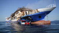 Memasuki hari ketiga pasca insiden kebakaran KM Barcelona 5 pada Minggu (20/7) siang, upaya pendinginan masih terus dilakukan. Proses ini melibatkan tim SAR gabungan bersama PT Surya Pasific Indonesia (SPI). (ANTARA FOTO/Yegar Sahaduta Mangiri) 