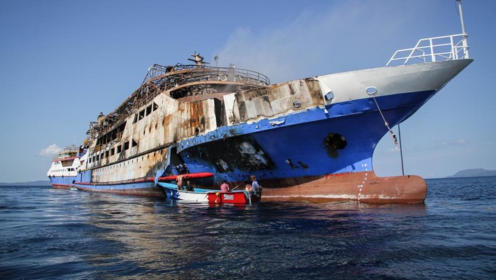 KM Barcelona 5 Terbakar, Upaya Pendinginan Terus Dilakukan Kondisi terkini KM Barcelona 5 setelah terbakar di perairan Talise, Minahasa Utara, Sulawesi Utara, Selasa (22/7/2025). Memasuki hari ketiga setelah insiden terbakarnya KM Barcelona 5 pada Minggu (20/7) siang, upaya pendinginan masih terus dilakukan oleh tim SAR gabungan bersama PT Surya Pasific Indonesia (SPI). ANTARAFOTO/Yegar Sahaduta Mangiri/YU/tom.
