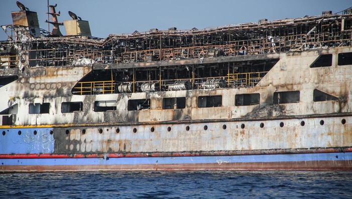 Kondisi terkini KM Barcelona 5 setelah terbakar di perairan Talise, Minahasa Utara, Sulawesi Utara, Selasa (22/7/2025). Memasuki hari ketiga setelah insiden terbakarnya KM Barcelona 5 pada Minggu (20/7) siang, upaya pendinginan masih terus dilakukan oleh tim SAR gabungan bersama PT Surya Pasific Indonesia (SPI). ANTARAFOTO/Yegar Sahaduta Mangiri/YU/tom.