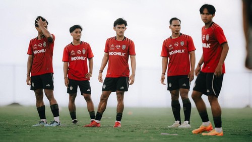 Komang Ananta Krisna (tengah) saat mengikuti trial bersama tim utama Bali United. (Dok. Bali United)