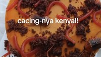 Akun TikTok @oliphia.id mengunggah bentuk kue yang tak biasa. Alih-alih dihias dengan cantik, kuenya justru diberi topping tanah, cacing dan kecoak. Foto: TikTok