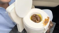 Ayung atau Fachrul Hadid punya kue unik berikutnya. Kali ini kuenya dibentuk mirip toilet lengkap dengan kotoran manusia di dalamnya. Foto: TikTok