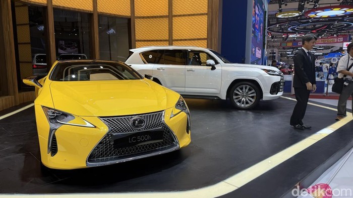 Lexus meluncurkan dua mobil baru di GIIAS 2025, LX 700h dan LC 500h.