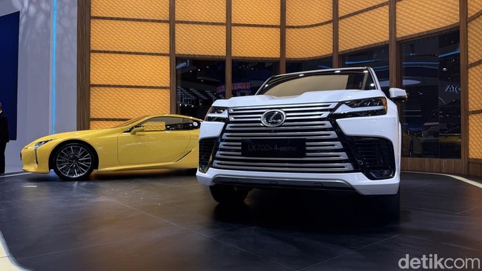 Lexus meluncurkan dua mobil baru di GIIAS 2025, LX 700h dan LC 500h.