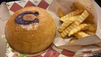 Untuk hidangan utama, The Coach Cafe punya menu Rexy’s Burger Delight (Rp 95.000). Burgernya memang punya tampilan dan isian sederhana, tetapi menawarkan cita rasa istimewa. Foto: Detikcom / Atiqa Rana